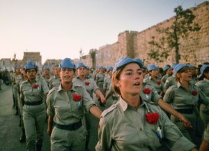 Soldados israelíes desfilan ante las murallas de la Ciudad Vieja de Jerusalén en... de Ted Spiegel