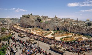 Armas y soldados israelíes desfilan el Día de la Independencia por la antigua...