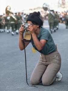 Una mujer israelí toma una fotografía del desfile militar de Pascua en Jerusalén. de Ted Spiegel