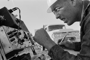 Un mineralogista estudia datos en la mina Morenci para la fundición Phelps Dodge de Douglas Arizona