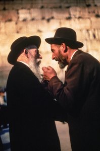 Judíos ortodoxos jasídicos discuten sobre las leyes en el Muro de las Lamentaciones...