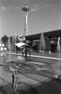 Piscina, fuente, escultura y Space Needle en la Feria Mundial de Seattle de Ted Spiegel