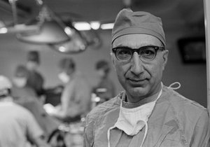 Retrato del Dr. Michael DeBakey, cirujano cadiovascular, en el Texas Medical Center.