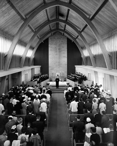 El reverendo se dirige a la congregación durante el servicio dominical en la First Congregational Churc...