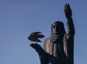 Estatua de Leonardo da Vinci sosteniendo un tornillo aéreo en el Fiumicino de Roma-Leonardo da...