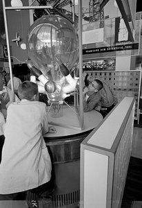 Visitantes de la Feria Mundial de Seattle de 1962 admiran una exposición científica.