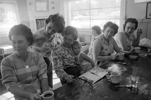Unas mujeres charlan mientras desayunan en una cafetería de Oregón. de Ted Spiegel