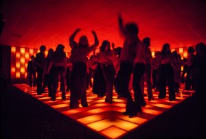 Jóvenes bailarinas en una discoteca bailando en una pista iluminada