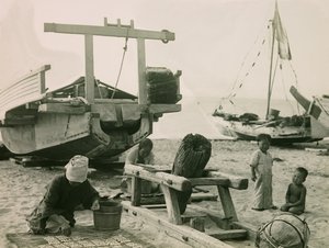 Una familia de pescadores en Japón hacia 1900 - 1915 (fotografía)