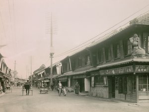 Una calle comercial en el distrito Motomachi de Kobe, hacia 1900 - 1915 (fotografía) de Teijiro Takagi