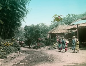 Niños jugando en la calle en el camino a Miyanoshita c. 1900 - 1915 (fotografía) de Teijiro Takagi