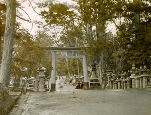 Entrada al Santuario de los Faroles en el Parque Kasauga Taisha, Nara, circa 1900 - 1915 (fotografía) de Teijiro Takagi