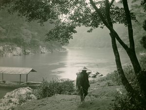 Pescador junto al río Hozu, distrito de Arashiyama, Kioto, hacia 1900 - 1915 (fotografía) de Teijiro Takagi