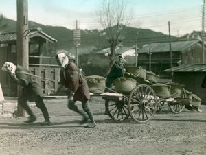 Campesinos japoneses tirando de sacos de arroz en un carro, circa 1900 - 1915 (fotografía) de Teijiro Takagi
