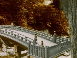 El Shinkyo (puente sagrado) en la ciudad de Nikko, hacia 1900 - 1915 (fotografía)