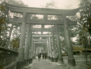 Torii en el santuario Inari de Kioto, hacia 1900 - 1915 (fotografía) de Teijiro Takagi