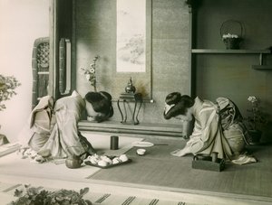 Dos mujeres japonesas con trajes tradicionales se saludan antes de la ceremonia del té, hacia 1900 - 1915 (fotografía) de Teijiro Takagi