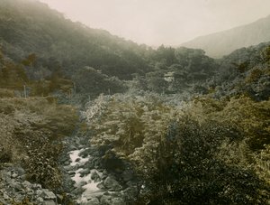 Vista del pueblo de Miyanoshita en las montañas de Hakone, hacia 1900 - 1915 (fotografía) de Teijiro Takagi