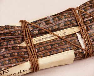 Manuscrito budista, envuelto en tela encerada para protección