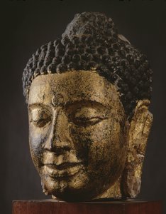 Cabeza gigante de Buda con ojos cerrados, estilo Srivijaya