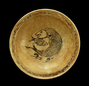 Plato de gres con motivo de pez, período Sukhothai de Thai School