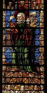 Ventana que representa al Apóstol San Tomás con pergamino del Credo (vidrieras)