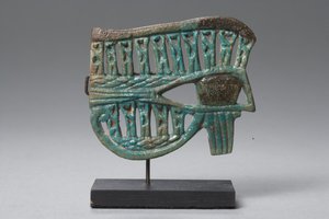 Amuleto del ojo Wedjat con figuras del dios Nehebkau
