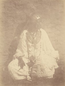 [Retrato de una mujer norteafricana sentada contra la pared].