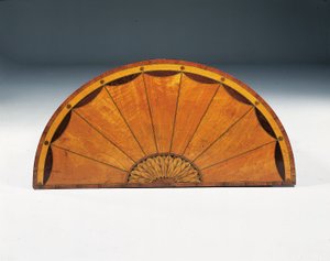 Cómoda semicircular de marquetería George III, c.1760-79 de Thomas (attr.to) Chippendale