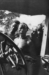 Hombres nativos viendo a una mujer blanca por primera vez, de Mongalla a Terrakekka, Sudán, 1925 1927 de Thomas A. Glover