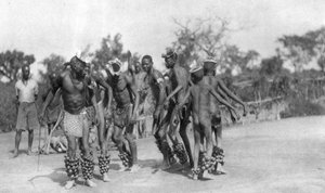 Bailarines ugandeses, de Dodoma a Mongalla, Uganda de Thomas A. Glover
