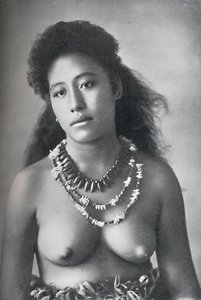 Una belleza samoana, con collares de dientes y conchas, 1902 de Thomas Andrew