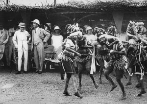 Chicas de la tribu Bundu bailando ante el príncipe, Freetown, Sierra Leona, 1925
