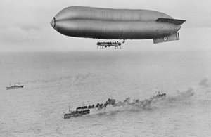 Dirigible clase Coastal RNAS C23A volando sobre un convoy de buques de guerra, c.1917