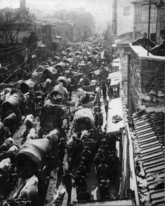 Refugiados entrando en Constantinopla, esperando un barco hacia Asia durante la Revolución Turca, 1909 de Thomas E. and Horace Grant Grant