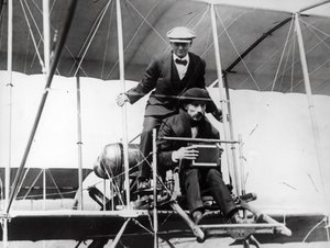 Thomas E. Grant con el Sr. Lewis Turner en una máquina voladora para fotografiar el eclipse