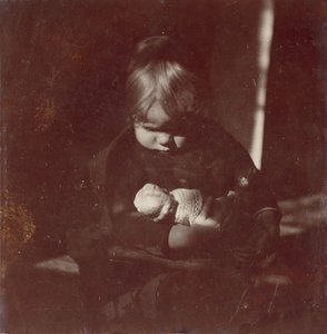 Betty Reynolds con muñeca en el regazo, ca. 1885 de Thomas Eakins