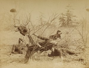 [Cuatro estudiantes varones recostados al aire libre] de Thomas Eakins