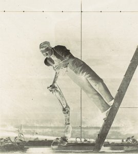 Hombre en una escalera con la pierna disecada de un caballo, 1880s