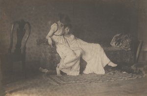 [Dos alumnas con trajes clásicos en el estudio de Eakins] de Thomas Eakins