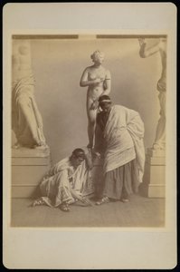 [Dos estudiantes en traje griego ante un molde de Afrodita en la sala de moldes de la Academia de Pensilvania]. de Thomas Eakins
