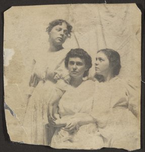[Weda, Katherine y Maud Cook]