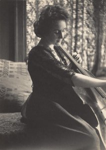 [Mujer tocando el violonchelo], 1880s