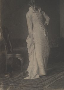 [Mujer con vestido de corpiño blanco en el estudio de Thomas Eakins], 1880s de Thomas Eakins