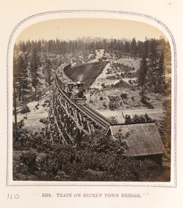 Tren en el puente de Secret Town de Thomas Houseworth