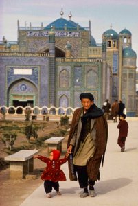 Visitantes de la mezquita y mausoleo de Mazar-i-Sharif, Masjid-e-Kabud alias Rawze-e-Sharif...