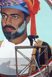 Obreros mantienen un mural gigante de Qaboos bin Said Al Said, Sultán de Omán fue...