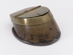 Tintero de casco de caballo perteneciente al Capitán William Tyrwhitt Drake, Guardias Reales de Caballería, c.1829 de Thomas Lee