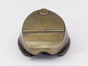 Tintero de casco de caballo perteneciente al Capitán William Tyrwhitt Drake, Guardias Reales de Caballería, c.1829 de Thomas Lee