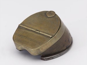 Tintero de casco de caballo perteneciente al Capitán William Tyrwhitt Drake, Royal Horse Guards, c.1829 de Thomas Lee